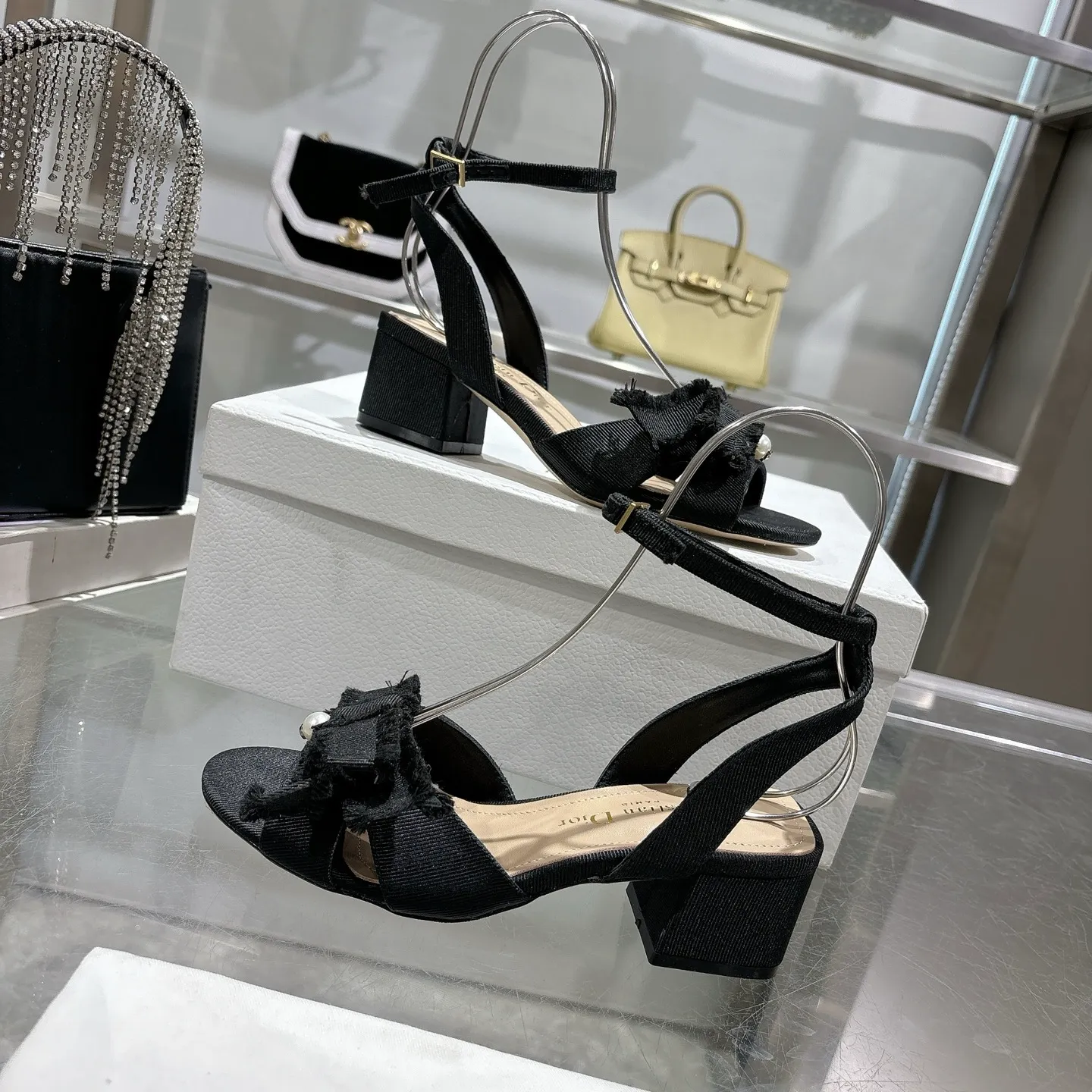 👟👟Ex-factory price 520👟👟 🎆Fringed webbing women's shoes Dior Dior 2024 spring and summer catwalk new Adiorble women's shoes CD star's same fashion tassel bow square head pearl letter logo hardware buckle high-heeled hollow sandals The top high-end version on the market Upper: original customized tassel grosgrain Lining: sheepskin lining foot pad Outsole: Italian leather outsole Heel height: 8.5cm Size: 34-41 (34.40.41. Customization is non-refundable)